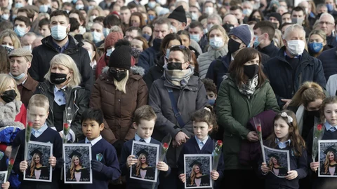 Cientos de personas acudieron en Irlanda a la misa funeral de la profesora de primaria de 23 años, cuyo asesinato ha reavivado el debate sobre cómo abordar la violencia contra las mujeres