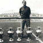 Paco Gento con las seis copas de Europa que ganó