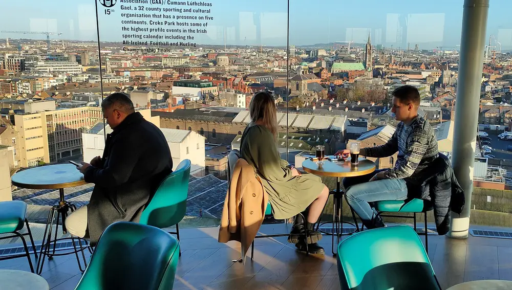 Gravity Bar, con unas vistas de 360º sobre Dublín, al estar totalmente acristalado, el visitante descubrirá unas panorámicas inigualables de la ciudad.