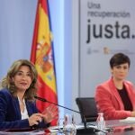 La ministra portavoz del Gobierno, Isabel Rodríguez (d), y la ministra de Transportes, Movilidad y Agenda Urbana, Raquel Sánchez (i), dan una rueda de prensa tras la reunión del Consejo de Ministros