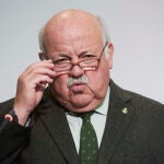 El consejero de Sanidad, Jesús Aguirre, atiende a los medios durante la rueda de prensa tras el Consejo de Gobierno. Joaquín Corchero / Europa Press