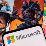 El logotipo de Microsoft en un móvil colocado frente a los personajes de los juegos de Activision Blizzard