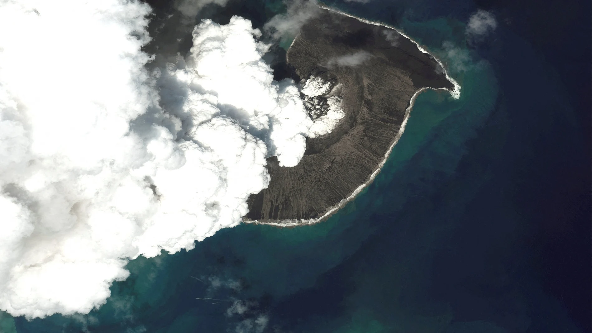 Una imagen de satélite muestra el volcán Hunga Tonga-Hunga Ha'apai antes de su erupción