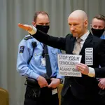 Anders Behring Breivik llegó ayer a la vista con un cartel donde se leía «detengan su genocidio contra nuestra nación blanca»