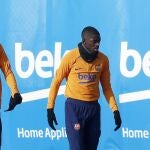 Dembélé, en el centro de la imagen, con Piqué a un lado y Mingueza al otro