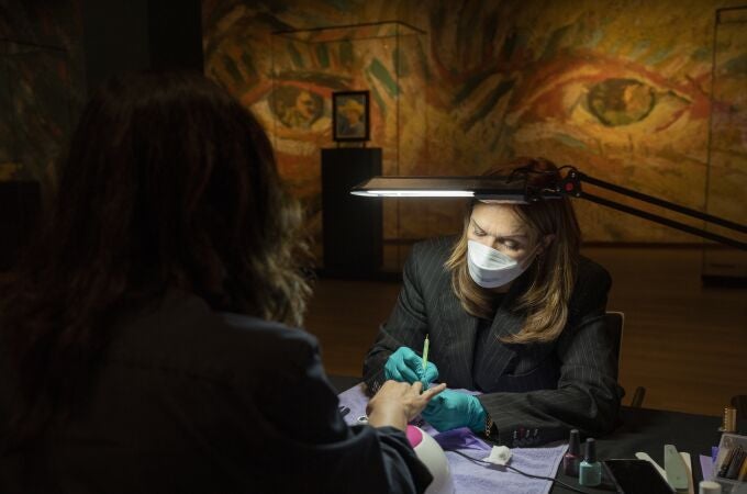 Una mujer se hace la manicura en el museo Van Gogh de Ámsterdam. (AP Photo/Peter Dejong)