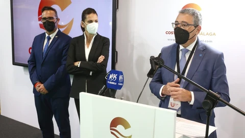 El alcalde de Rincón de la Victoria, Francisco Salado junto a la empresaria malagueña Remedios Cervantes y el concejal de Turismo del Municipio, Antonio José Martín