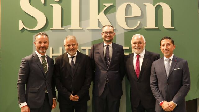 De izquierda a derecha: Gabriel Wolgeschaffen (director regional de Silken Hoteles en Canarias), Sanjay Bhagvanji (pPropietario), Javier Villanueva (director general de Silken Hoteles), Ajay Bhagvanji (propietario), Víctor Rodríguez (director del hotel)