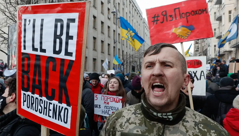 -FOTODELDÍA- KIEV, 19/01/2022.- Seguidores del expresidente ucraniano Petro Poroshenko durante unas protestas en las inmediaciones de la oficina presidencial, este miércoles en Kiev.