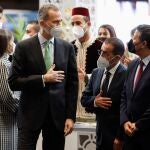 Los reyes de España visitan el estand de Marruecos mientras inauguran la 42 edición de la Feria Internacional del Turismo (Fitur), este miércoles en Madrid.