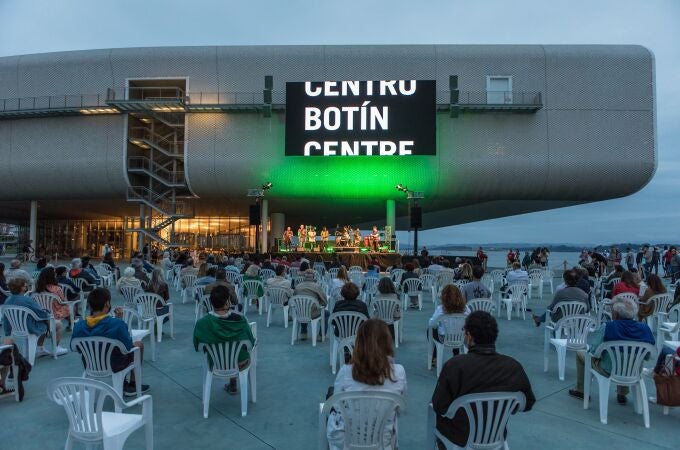 Además de sus exposiciones, el Centro Botín organiza también proyecciones en su pantalla exterior