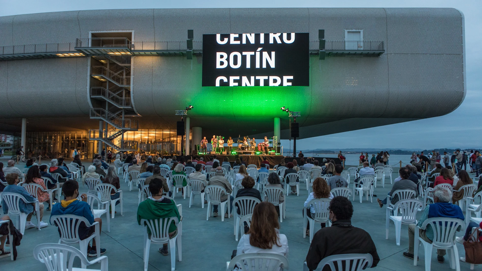 Además de sus exposiciones, el Centro Botín organiza también proyecciones en su pantalla exterior