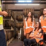 En España, la actual legislación obliga a que las empresas con más de 50 trabajadores a que al menos un 2% de su plantilla sean personas con certificado de discapacidad superior al 33%