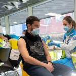 Un hombre es vacunado contra el Covid-19, en el WiZink Center