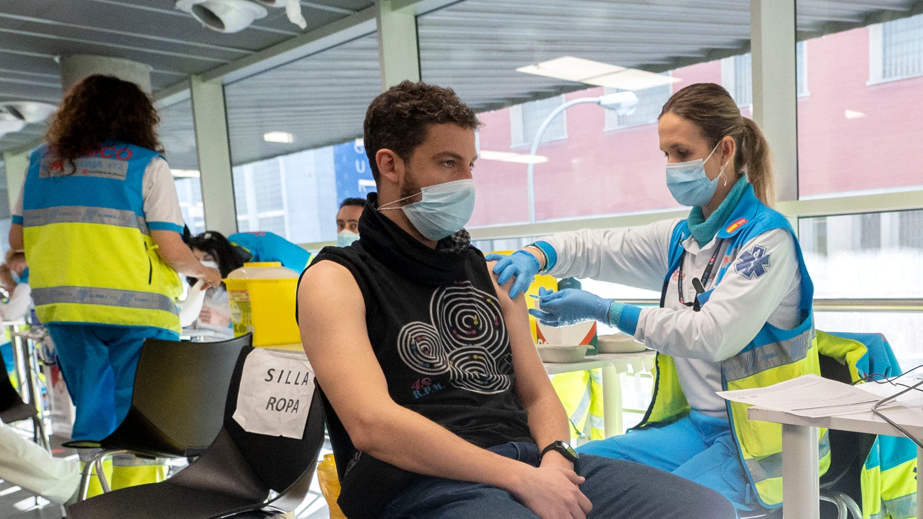 Un hombre es vacunado contra el Covid-19, en el WiZink Center