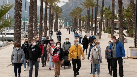 Un grupo de turistas de un crucero en Cartagena. La Región señala la práctica totalidad de reservas esta semana