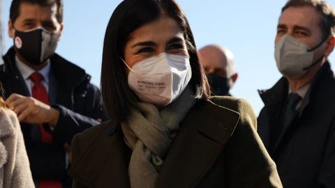 La ministra de Sanidad, Carolina Darias (2i), visita el dispositivo de vacunación frente a la Covid-19, en el Centro de Salud de Corral de Calatrava