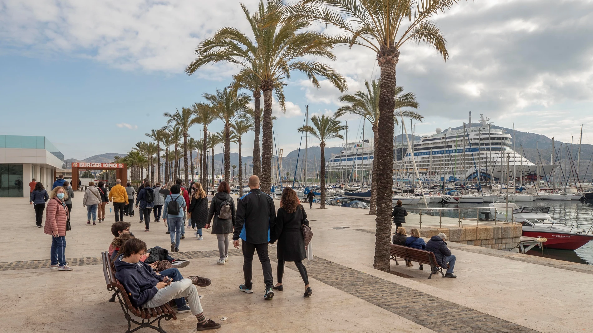 Un grupo de turistas de un crucero llegan al Puerto de Cartagena