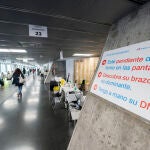 Varias personas acceden al centro de vacunación para ponerse una dosis contra la Covid-19, en el WiZink Center en Madrid, (España)