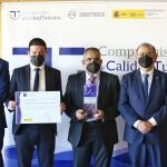 El diputado provincial de Medio Ambiente, Turismo Interior, Cambio Climático y Deportes de la Diputación de Málaga, Cristóbal Ortega, y el alcalde de Álora, Francisco Martínez, han sido los encargados de recoger el premio