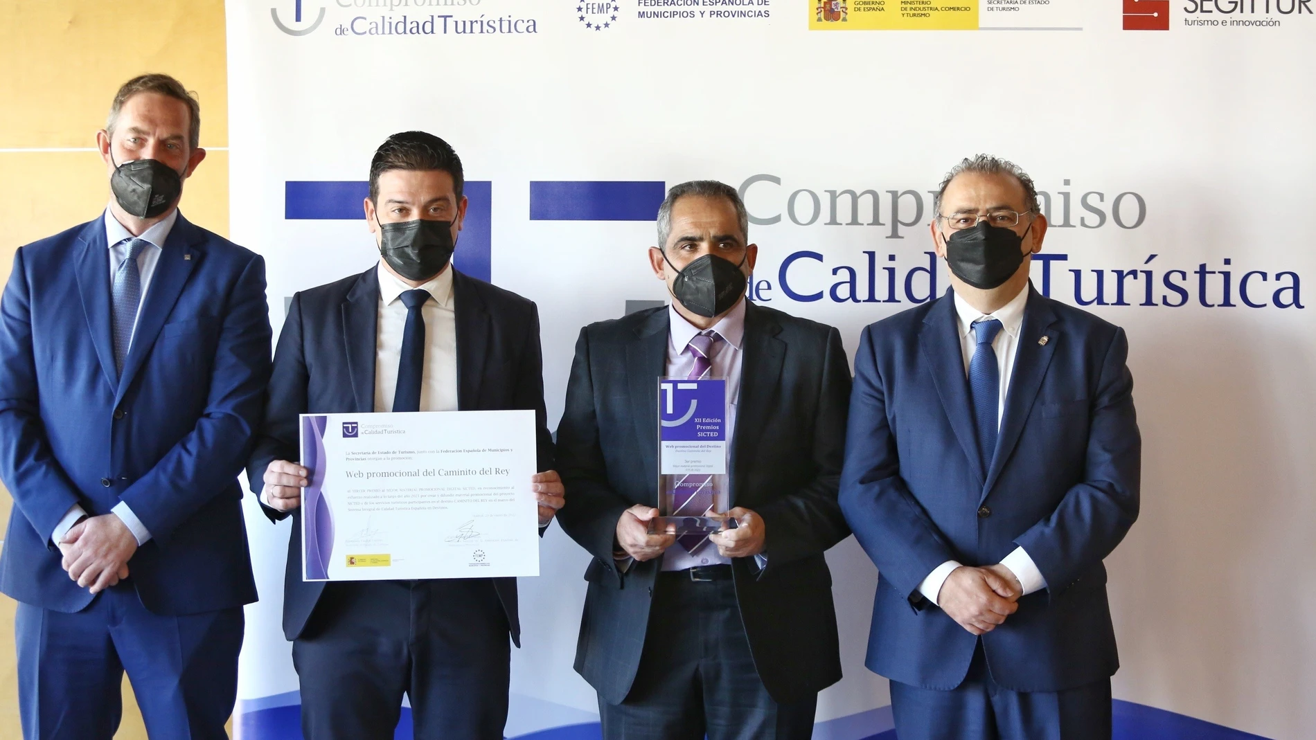 El diputado provincial de Medio Ambiente, Turismo Interior, Cambio Climático y Deportes de la Diputación de Málaga, Cristóbal Ortega, y el alcalde de Álora, Francisco Martínez, han sido los encargados de recoger el premio