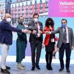 El alcalde de Valladolid, Óscar Puente, presenta 'Valladolid con V de vino', con la concejala de Cultura y Turismo, Ana Redondo, Ángela de Miguel y Jaime Fernández, entre otros