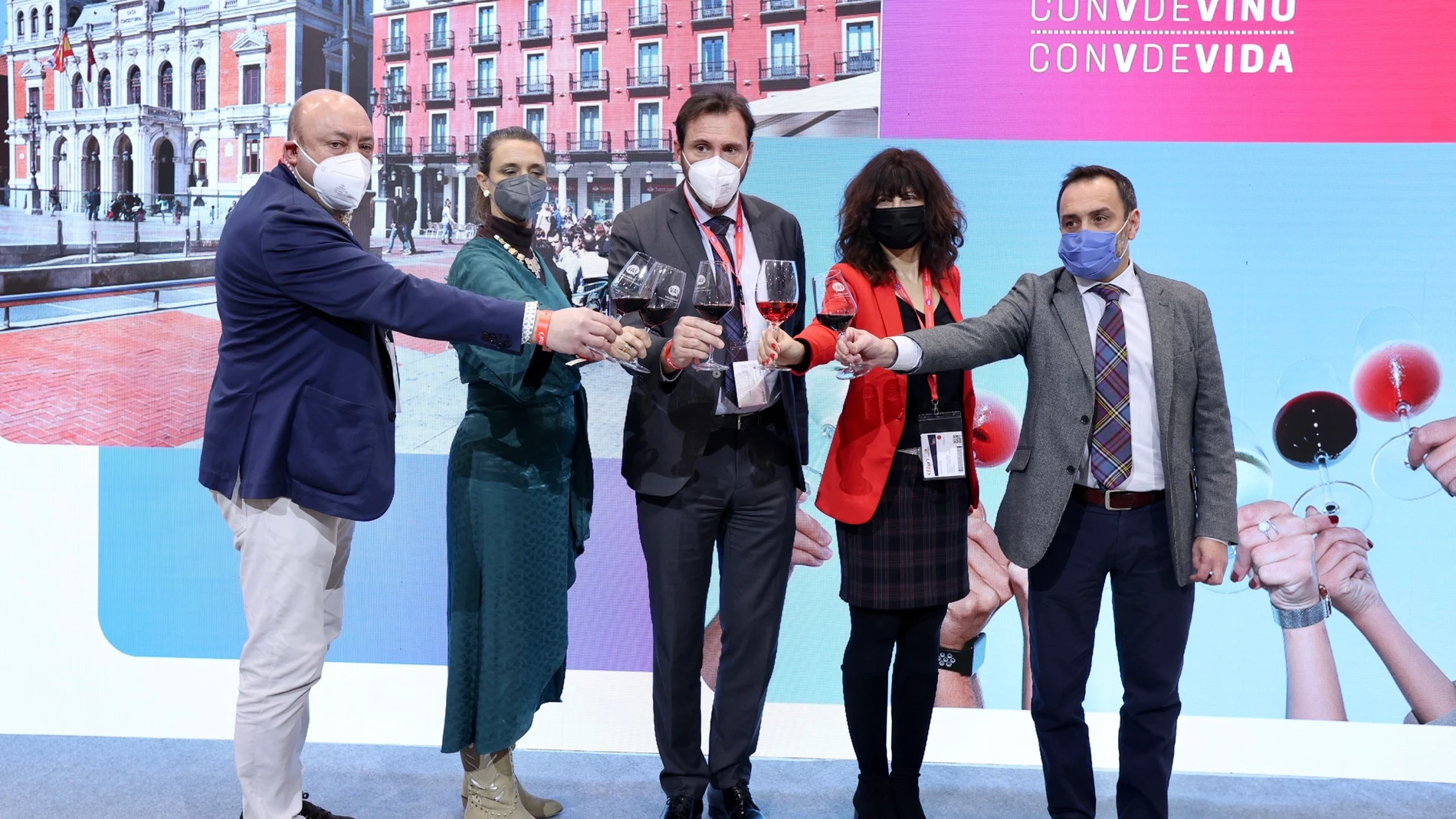 El alcalde de Valladolid, Óscar Puente, presenta 'Valladolid con V de vino', con la concejala de Cultura y Turismo, Ana Redondo, Ángela de Miguel y Jaime Fernández, entre otros