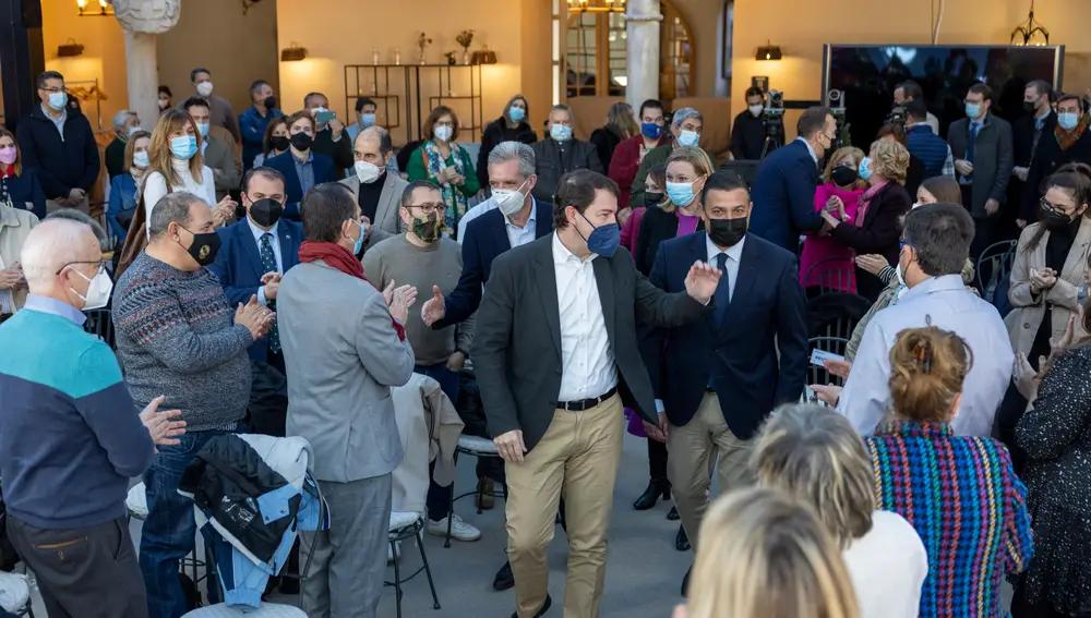 El presidente Alfonso Fernández Mañueco saluda a los asistentes al acto del PP de Ávila