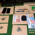 En los cuatro registros efectuados se han incautado más de 150 dosis de cocaína cerca de medio kilo de marihuana en cogollos y hachís, así como objetos relacionados con el tráfico de drogas