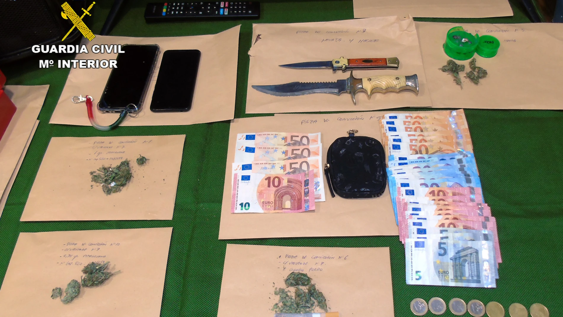 En los cuatro registros efectuados se han incautado más de 150 dosis de cocaína cerca de medio kilo de marihuana en cogollos y hachís, así como objetos relacionados con el tráfico de drogas