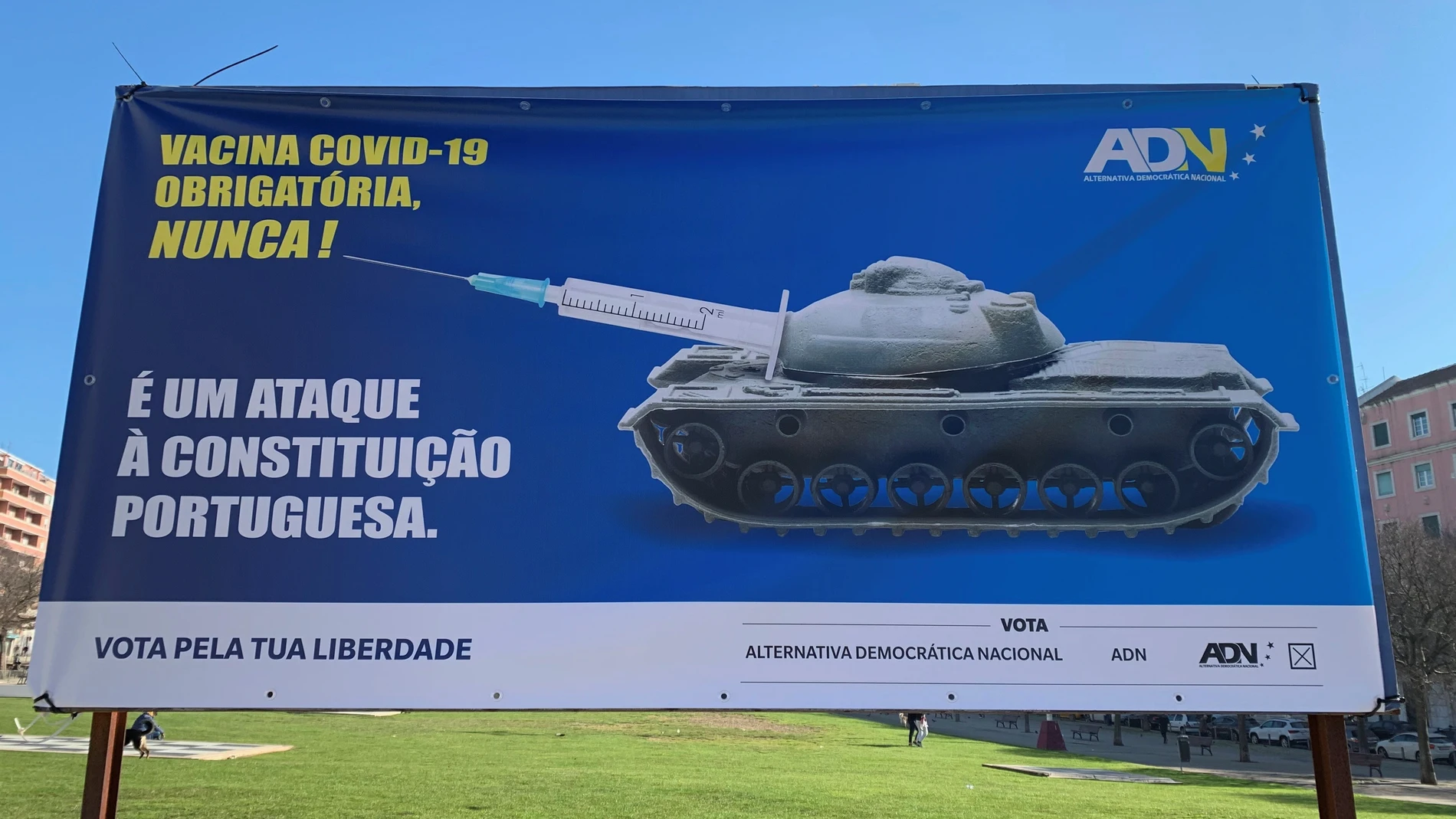 Vista del cartel del partido Alternativa Democrática Nacional (ADN), bajo el lema "Vacuna covid obligatoria ¡nunca!"