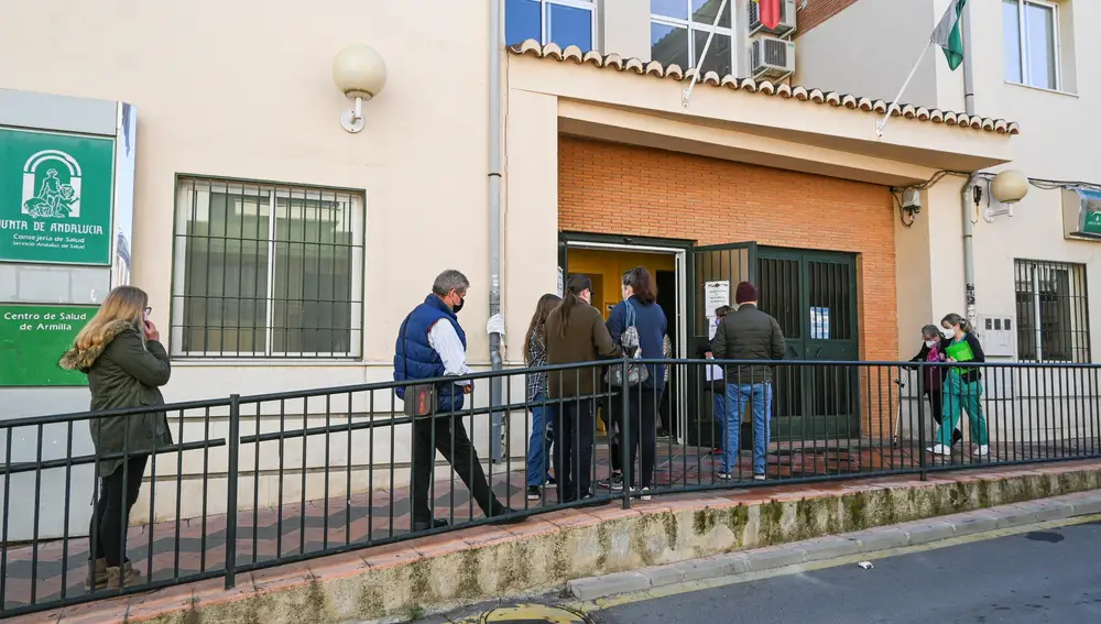 Varias personas hacen cola en el centro de salud de Armilla, en Granada