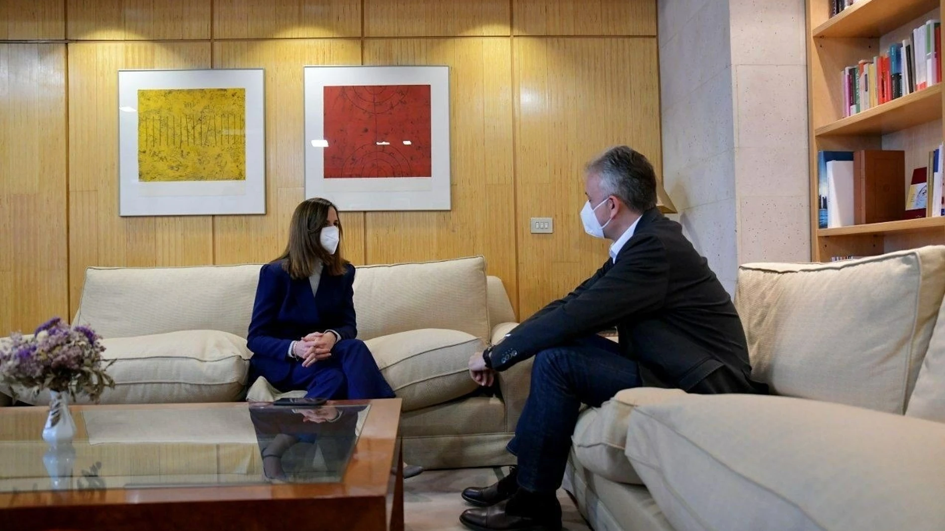 La ministra de Derechos Sociales, Ione Belarra, en una reunión con Hector Illueca, en el ministerio