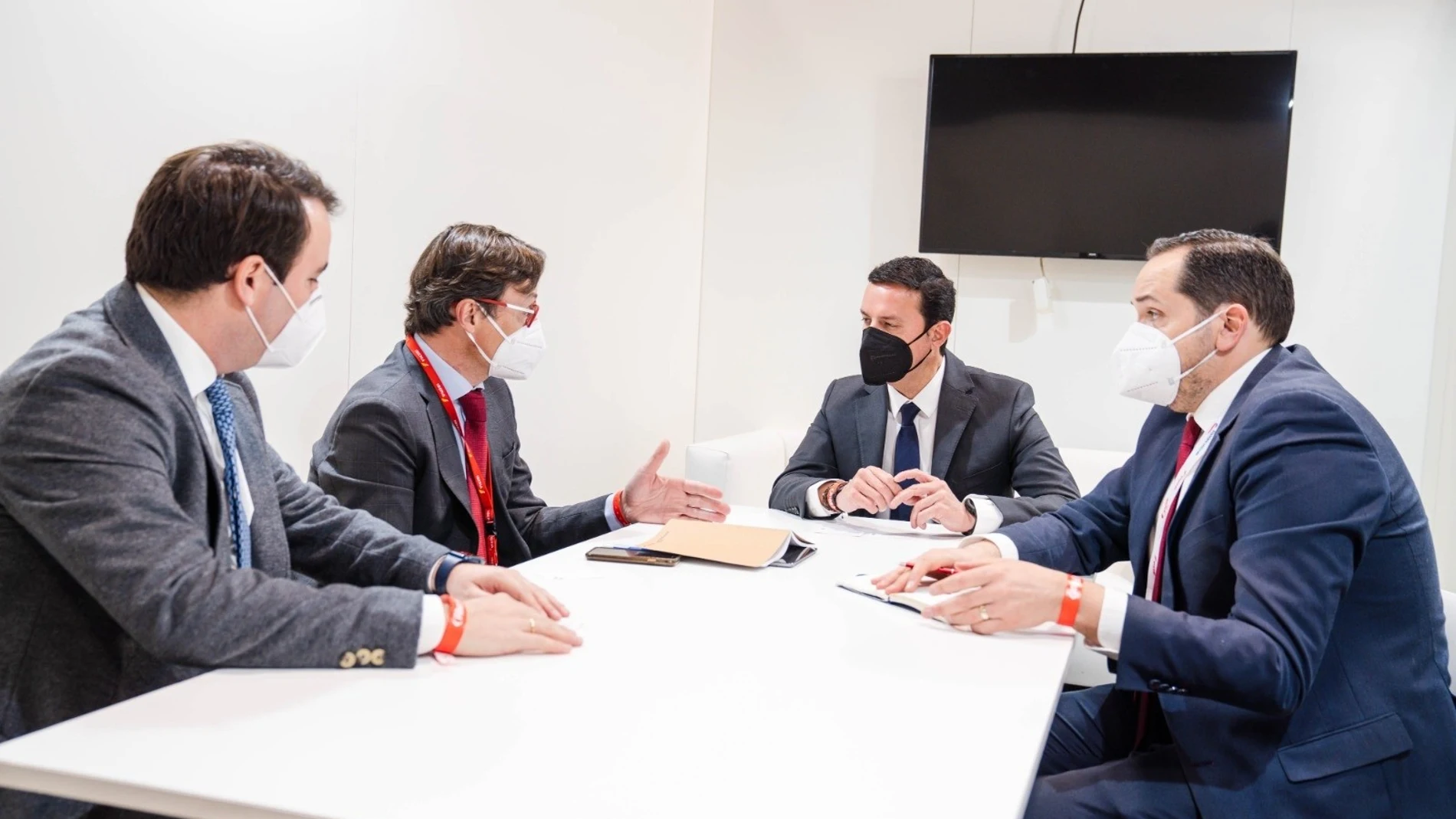 El presidente de la Diputación de Almería en una reunión con directivos de Iberia