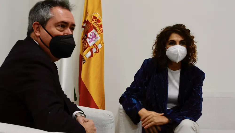 El secretario general del PSOE-A, Juan Espadas, reunido con la ministra de Hacienda, María Jesús Montero. RAUL DIAZ/PSOE-A