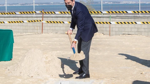 El presidente de la Junta de Andalucía, Juanma Moreno, echa tierra durante el acto donde de colocación de la primera piedra de la nueva Estación Depuradora de Aguas Residuales (EDAR) de Puerto Real (Cádiz). EFE/Román Ríos.