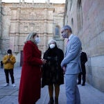 La vicepresidenta primera y ministra de Asuntos Económicos y Transformación Digital, Nadia Calviño; la subdelegada del Gobierno de Salamanca, María Encarnación Pérez y el rector de la Universidad de Salamanca, Ricardo Riverno, a su llegada a la Universidad de Salamanca, a 21 de enero de 2022, en Salamanca, Castilla y León (España