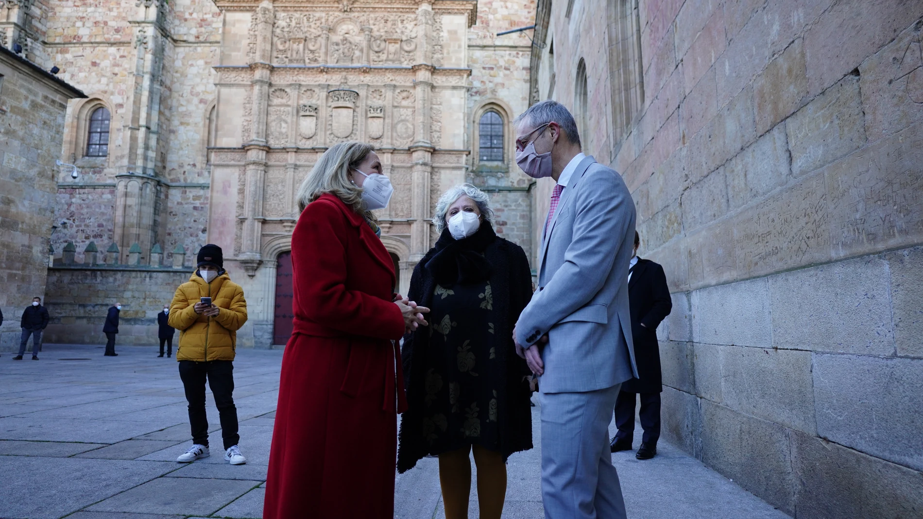 La vicepresidenta primera y ministra de Asuntos Económicos y Transformación Digital, Nadia Calviño; la subdelegada del Gobierno de Salamanca, María Encarnación Pérez y el rector de la Universidad de Salamanca, Ricardo Riverno, a su llegada a la Universidad de Salamanca, a 21 de enero de 2022, en Salamanca, Castilla y León (España