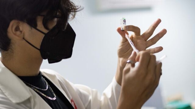 Un enfermero prepara una dosis de la vacuna contra la COVID-19