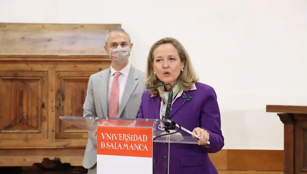 SALAMANCA, 21/01/2022.-La vicepresidenta primera y ministra de Asuntos Económicos y Transformación Digital, Nadia Calviño, en una jornada de trabajo en Salamanca, en la que se reúne con el rector de la Universidad de Salamanca, Ricardo Rivero y mantendrá un encuentro con estudiantes.- EFE/J.M.GARCIA
