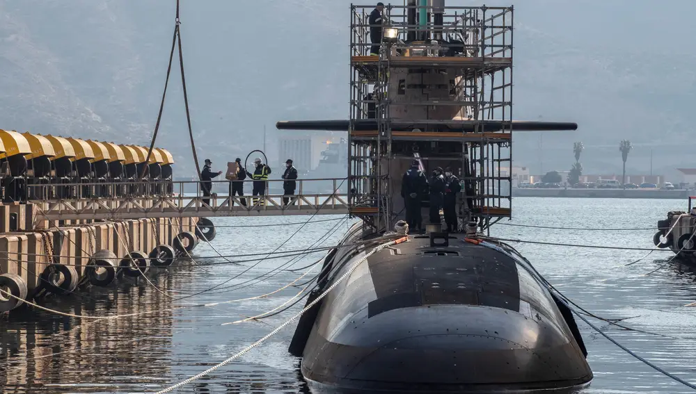Vista de un submarino de última generación S-80 en proceso de construcción durante la visita de la ministra de Defensa, Margarita Robles al astillero de Navantia en Cartagena, este viernes.