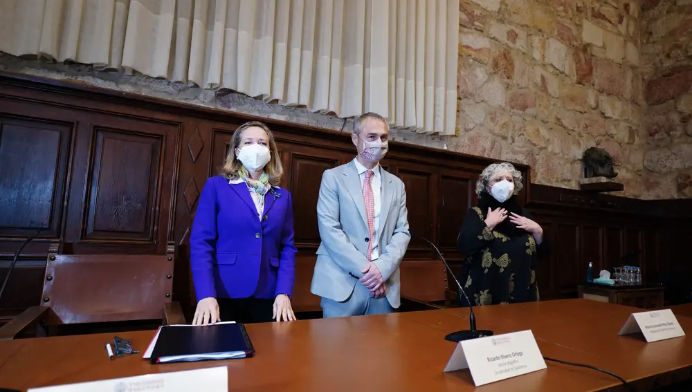 La subdelegada del Gobierno de Salamanca, María Encarnación Pérez, la vicepresidenta primera y ministra de Asuntos Económicos y Transformación Digital, Nadia Calviño y el rector de la Universidad de Salamanca, Ricardo Riverno, a su llegada a la Universidad de Salamanca