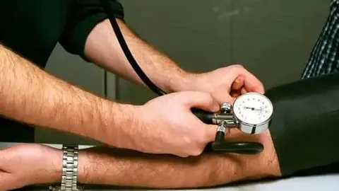 Hay que medir la tensión arterial tras cinco minutos de reposo por lo menos y sin que la persona tenga prisa