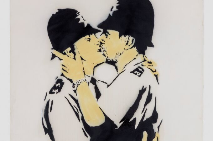 Fotografía de la obra "Kissing Coopers" del artista británico Banksy