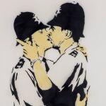 Fotografía de la obra "Kissing Coopers" del artista británico Banksy