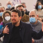 El ex vicepresidente del Gobierno, Pablo Iglesias, interviene en un coloquio junto a los candidatos de Unidas Podemos por Valladolid