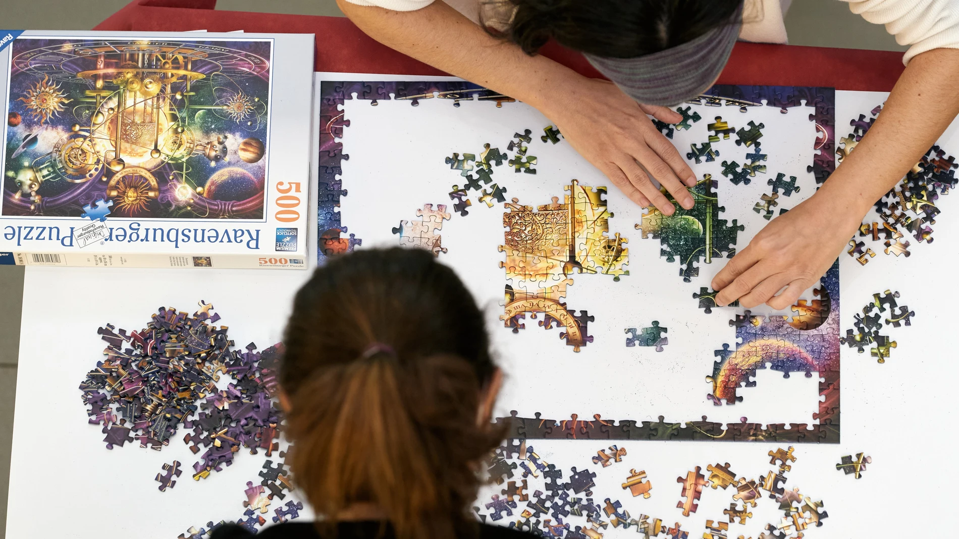 La capital abulense ha recuperado este sábado su pasión por el puzzle reuniendo a 120 parejas de seis comunidades autónomas y Andorra en el Torneo Nacional "Ciudad de Ávila), organizado por la Asociación Española del Puzzle (Aepuzz) y la Concejalía de Cultura, con el patrocinio de Ravansburger. En la imagen, Ana Gil y Ana Isabel Jimeno, ganadoras del campeonato