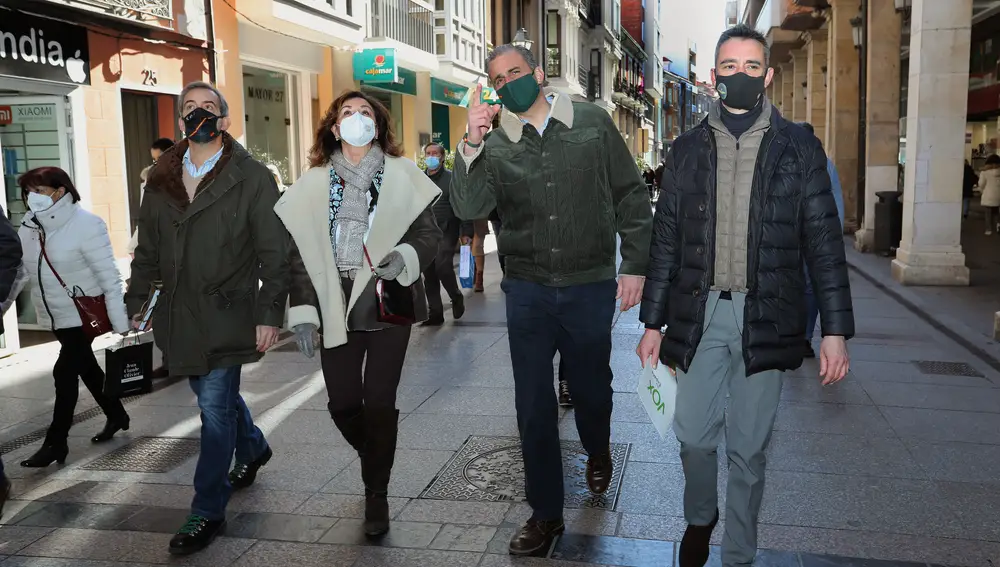 El secretario general de Vox, Javier Ortega Smith,(2D); acompañado del cabeza de lista por Palencia, David Hierro (D); y de la presidenta provincial de partido, Sonia Lalanda, participa en una acto de precampaña