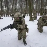 Voluntarios del Ejército ucraniano entrenan en un parque de Kiev