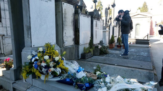 Un fotógrafo de prensa realiza fotografías durante el responso en memoria de Gregorio Ordóñez en el 27º aniversario de su asesinato